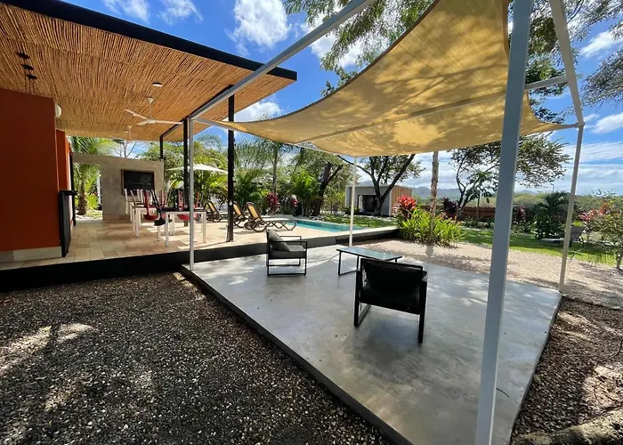 Bed & Breakfast Pyramid Roche Tamarindo 3*